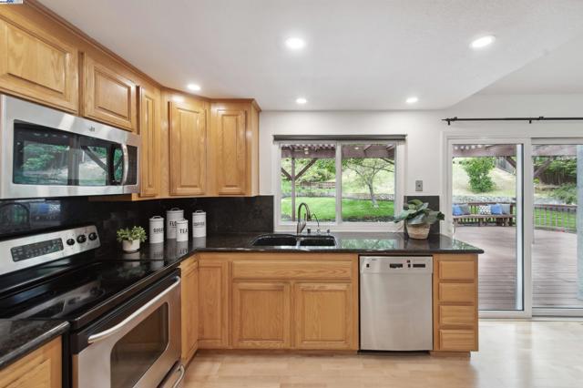 8658 Fenwick Way, Dublin CA: https://media.crmls.org/mediaz/af5d6392-6225-4480-929b-e7fcf4d56cd1.jpg