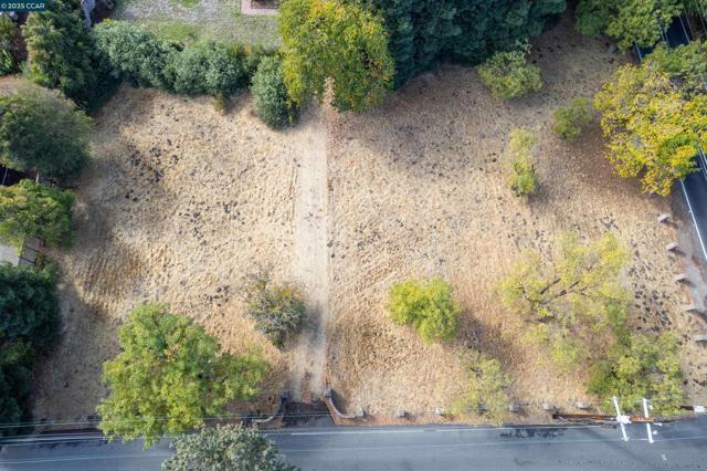 109 Castle Hill Ranch Rd, Walnut Creek CA: https://media.crmls.org/mediaz/af5dadb3-301d-4ee8-9af1-6cad66206152.jpg