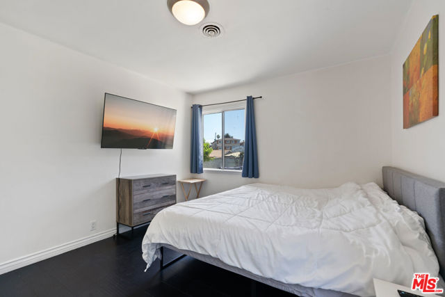 328 E Plymouth Street, Inglewood CA: https://media.crmls.org/mediaz/af5daf57-1339-4abb-b309-73ba500ae3a4.jpg