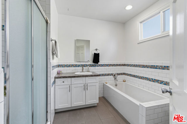 611 N Buena Vista Street, Burbank CA: https://media.crmls.org/mediaz/af5fc46f-5baf-4b53-bb0f-debc7cff0379.jpg