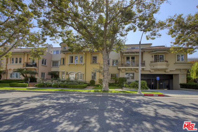 143 N Arnaz Drive, Beverly Hills CA: https://media.crmls.org/mediaz/af611384-54a9-4d5b-8501-14ef6b428bf0.jpg