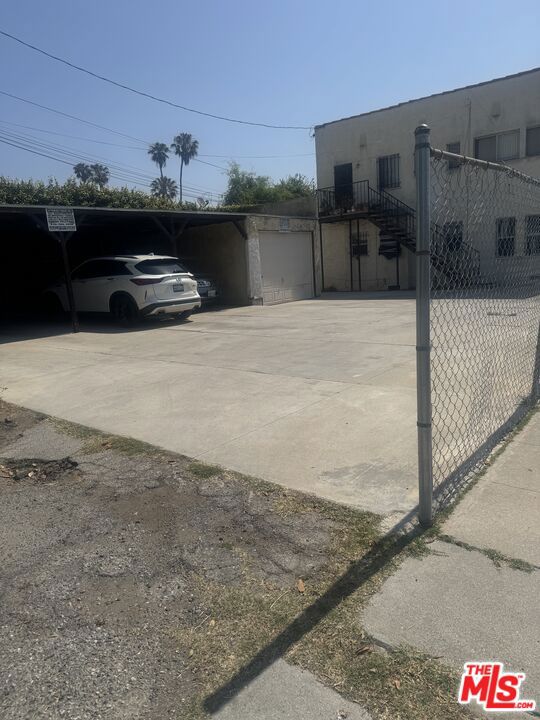 6125 West Boulevard, Los Angeles CA: https://media.crmls.org/mediaz/af61329d-2fdc-4d9f-af96-ee30a17ee390.jpg