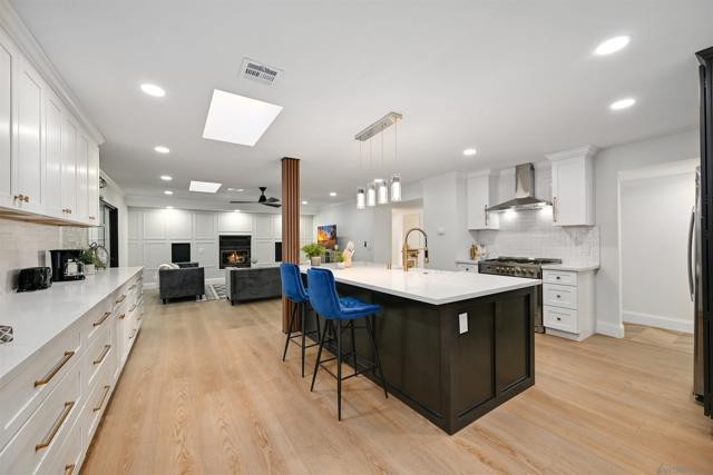 4367 Summit Dr, La Mesa CA: https://media.crmls.org/mediaz/af6154fb-3d33-46e6-8b0a-15fa589f8495.jpg