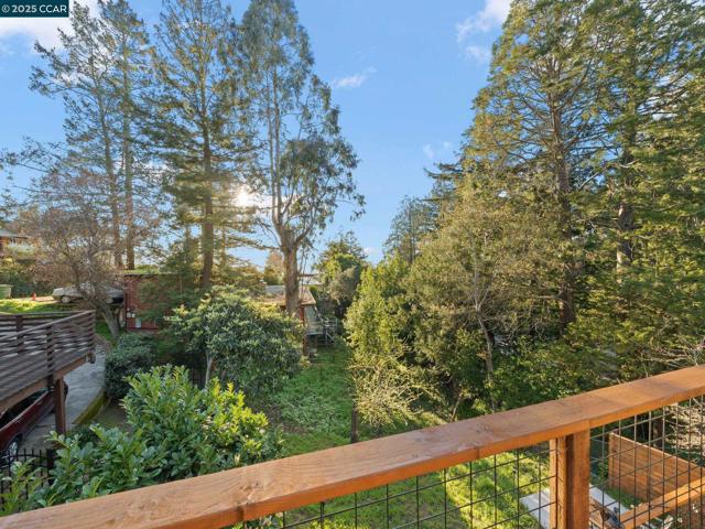230 Fairlawn Dr, Berkeley CA: https://media.crmls.org/mediaz/af61d6f9-e9d2-4aab-9ee2-706a181e608a.jpg