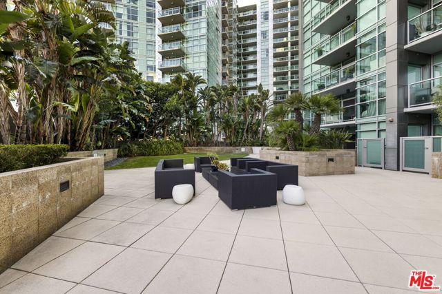 13650 Marina Pointe Drive, Marina del Rey CA: https://media.crmls.org/mediaz/af63a95e-cd89-411b-a661-7fefce805bc8.jpg