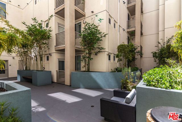 436 S Virgil Avenue, Los Angeles CA: https://media.crmls.org/mediaz/af640704-c670-4f30-8d3c-0ca4637cf326.jpg