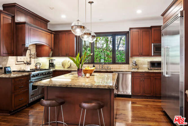 14318 Valley Vista Boulevard, Sherman Oaks CA: https://media.crmls.org/mediaz/af647a0f-3335-4375-ad19-d84a8a362812.jpg