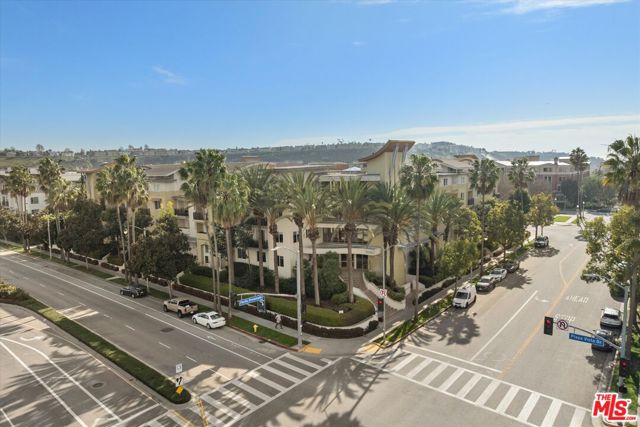 13200 Pacific Promenade, Playa Vista CA: https://media.crmls.org/mediaz/af6576de-4497-4f8f-b719-5b1df8b759bc.jpg