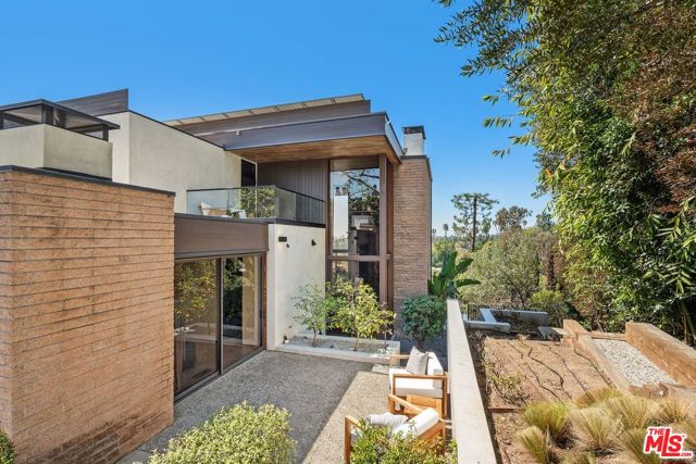 1005 Elden Way, Beverly Hills CA: https://media.crmls.org/mediaz/af667e60-5b92-4df7-9cef-ff52e8976b9a.jpg