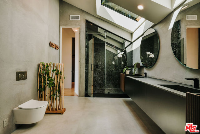 1509 Amalfi Drive, Pacific Palisades CA: https://media.crmls.org/mediaz/af668583-aa95-4d6c-a049-a8b3bc786581.jpg