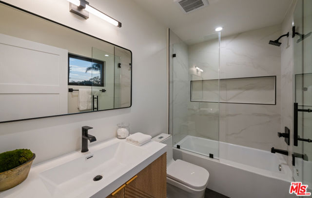 3524 Maplewood Avenue, Los Angeles CA: https://media.crmls.org/mediaz/af685204-ab38-46bd-84b6-a5695963cf74.jpg