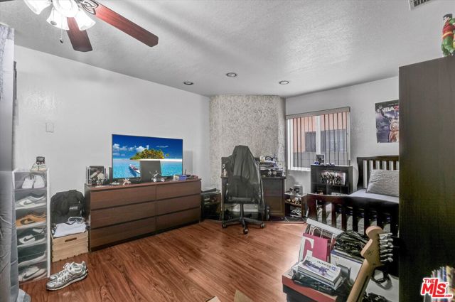 2463 Easy Avenue, Long Beach CA: https://media.crmls.org/mediaz/af68a3c1-6ba9-494e-b464-938dd96ab8e6.jpg