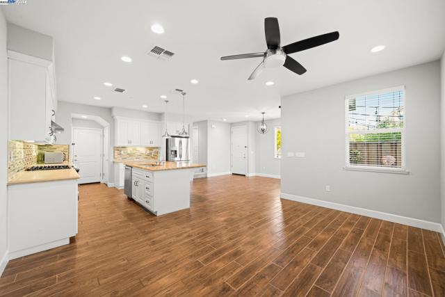 8563 Schooner Way, Newark CA: https://media.crmls.org/mediaz/af68e5ed-cf61-4a31-b735-b4647cc67f8a.jpg