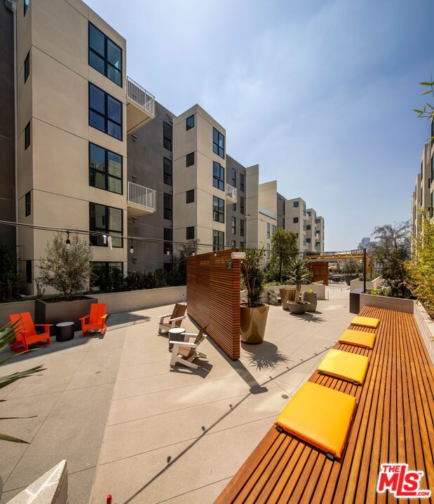 1101 N Main Street, Los Angeles CA: https://media.crmls.org/mediaz/af6b39cc-60b0-4292-9f86-1a435322632c.jpg