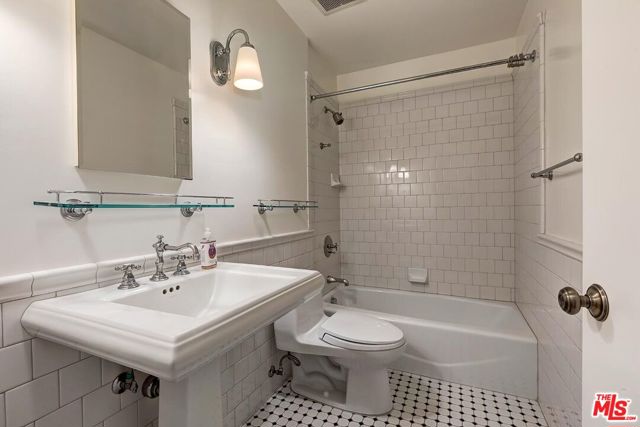 17181 Avenida De La Herradura, Pacific Palisades CA: https://media.crmls.org/mediaz/af6bf9da-957f-4d29-b192-cf89ca959457.jpg