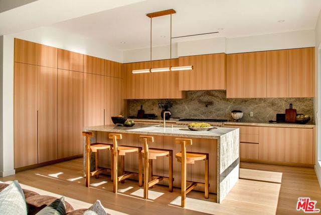 12806 Admiral Avenue, Los Angeles CA: https://media.crmls.org/mediaz/af6d5633-bdec-4088-898d-40b62191724f.jpg