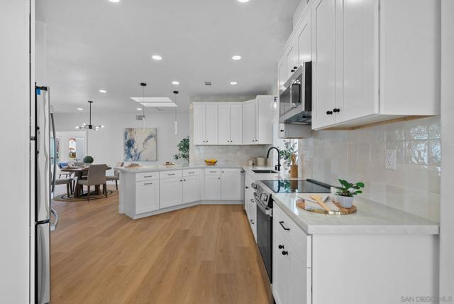4979 Poseidon Way, Oceanside CA: https://media.crmls.org/mediaz/af6e165e-34da-4472-adf1-8fa90ce10bcb.jpg