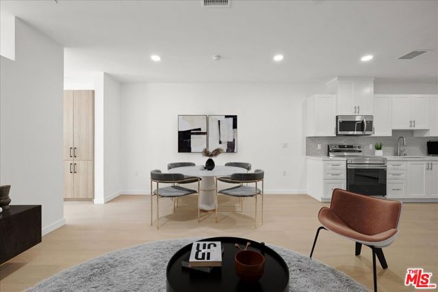 3977 Beverly Boulevard, Los Angeles CA: https://media.crmls.org/mediaz/af6e470f-0e4e-4885-89c3-7d07df77829c.jpg