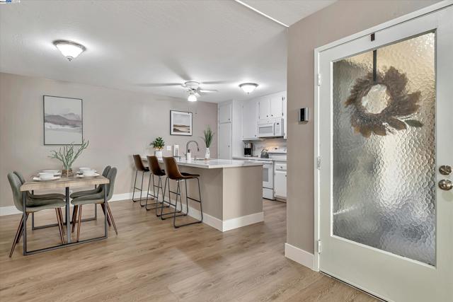Image 6 of 31 For 39139 Argonaut Way  111