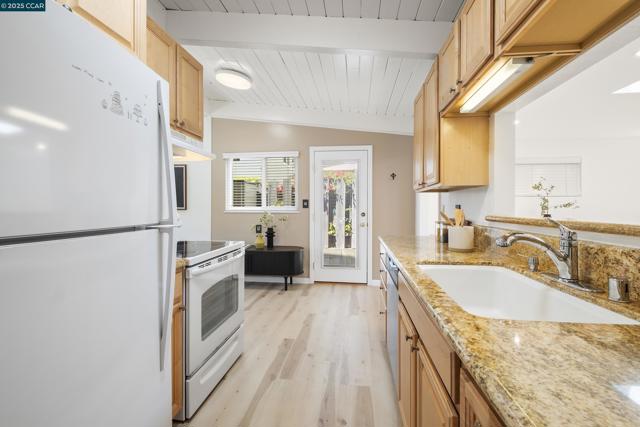 18977 Thornbury ave, Castro Valley CA: https://media.crmls.org/mediaz/af6fe437-9b7a-4f3a-995a-5f66b19f9592.jpg