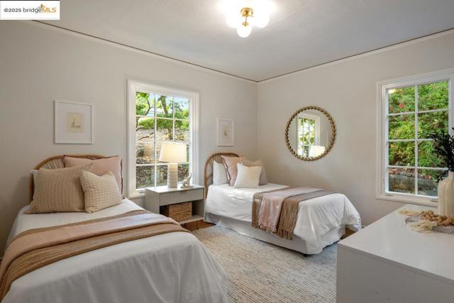 6452 Ascot Dr, Oakland CA: https://media.crmls.org/mediaz/af7083fd-8502-4fe0-9e4c-f31711099004.jpg