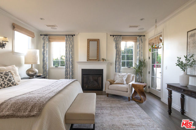 735 N Stanley Avenue, Los Angeles CA: https://media.crmls.org/mediaz/af70d90e-e6bb-4f1c-9dfa-5593a2bd683b.jpg