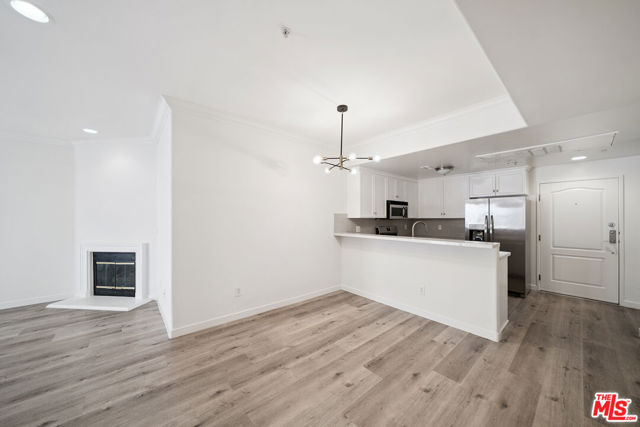2335 S Bentley Avenue, Los Angeles CA: https://media.crmls.org/mediaz/af70e13b-d8c1-46d0-9b9b-38847d7e7378.jpg