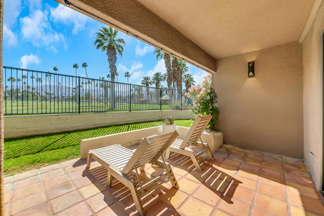 73879 Club Circle Dr, Palm Desert CA: https://media.crmls.org/mediaz/af71be7d-e7e7-4d63-bf66-df4d591cdf0c.jpg