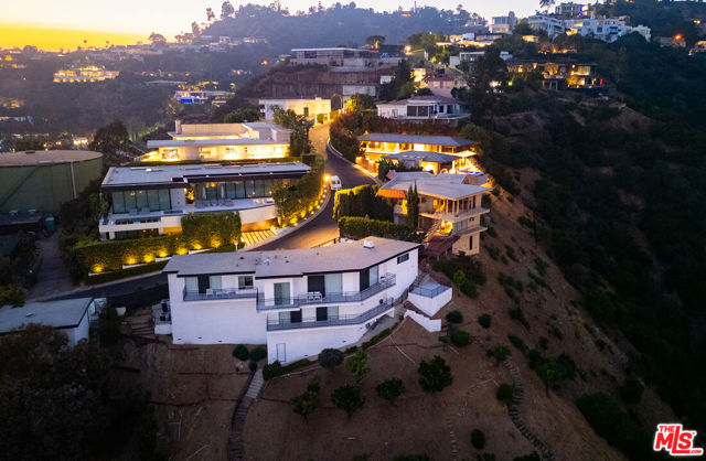 1556 Blue Jay Way, Los Angeles CA: https://media.crmls.org/mediaz/af72fc0f-4ae8-426e-b367-5a763b5633a2.jpg