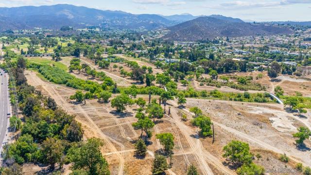 2492 Royal Saint James Dr, El Cajon CA: https://media.crmls.org/mediaz/af73ef90-50e9-48e7-9562-e65bbb0e7788.jpg