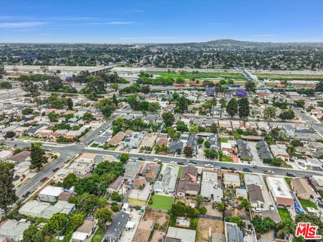 2463 Easy Avenue, Long Beach CA: https://media.crmls.org/mediaz/af750613-7e01-48fd-8db3-5fd179260664.jpg