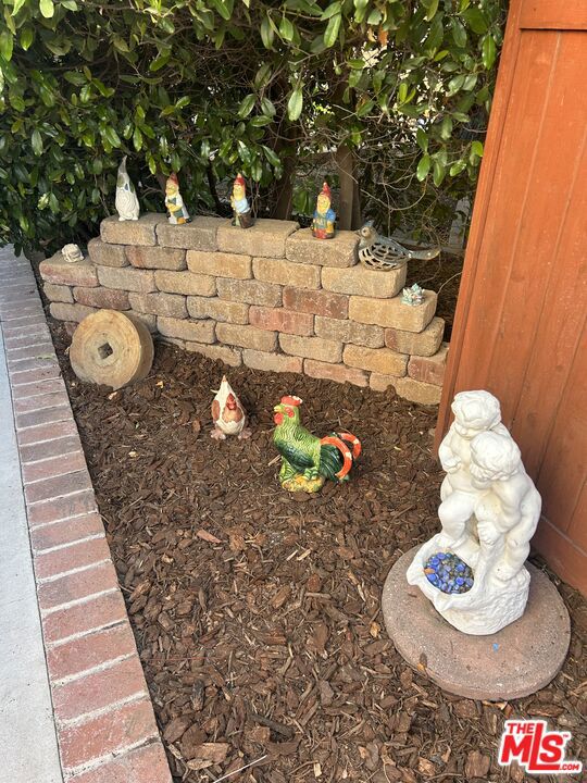 10740 Aqua Vista Street, Studio City CA: https://media.crmls.org/mediaz/af7860b4-9afe-4cef-afe2-83e81578355d.jpg