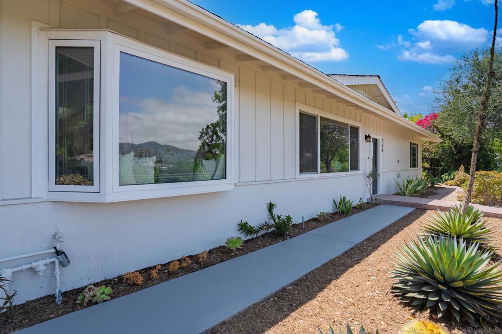 754 Via Flora Rd