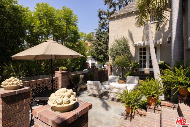 1612 Sunset Plaza Drive, Los Angeles CA: https://media.crmls.org/mediaz/af79337e-8423-45f2-89c6-5d701c73604b.jpg