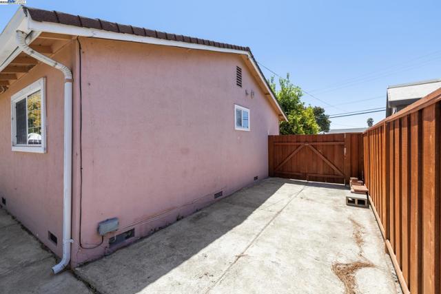 2435 Catalpa Way, Hayward CA: https://media.crmls.org/mediaz/af7aaab8-8240-4b50-bfd9-ff4f093f05d5.jpg