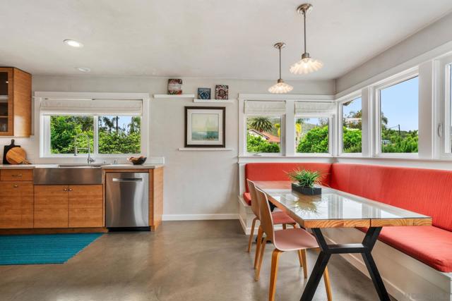 3213 Avenida Hacienda, Escondido CA: https://media.crmls.org/mediaz/af7aaf97-a449-4511-8012-2797cf2bd169.jpg