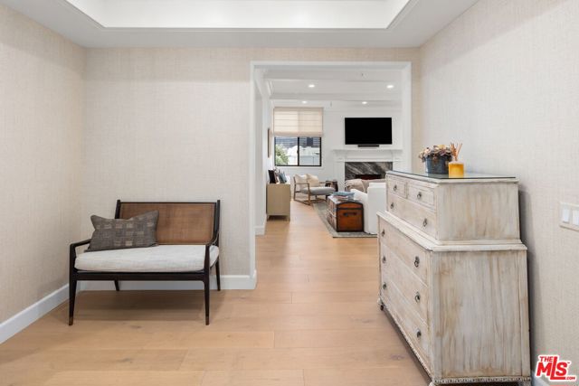 300 N Swall Drive, Beverly Hills CA: https://media.crmls.org/mediaz/af7b371a-3e0f-4c60-bdd0-1ff133a8b35c.jpg