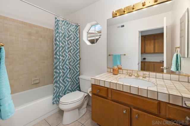 8585 Via Mallorca, La Jolla CA: https://media.crmls.org/mediaz/af7b8fc2-470e-45c4-9ab2-0c1d5b66b45b.jpg