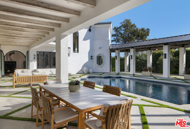 7052 Dume Drive, Malibu CA: https://media.crmls.org/mediaz/af7bb9bc-3465-42b9-9ad3-f90776478297.jpg