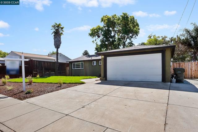 2425 Jerilynn Dr, Concord CA: https://media.crmls.org/mediaz/af7cabc6-763e-49cf-be20-3890a5302c72.jpg