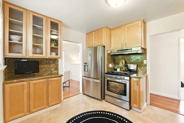 511 Marine View Avenue, Belmont CA: https://media.crmls.org/mediaz/af7d69b3-0cff-4d32-9093-93df556237f2.jpg