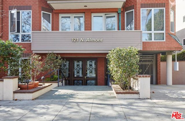 121 N Almont Drive, Beverly Hills CA: https://media.crmls.org/mediaz/af7dce8a-b0e6-4fa3-b147-38095fd5b5ea.jpg
