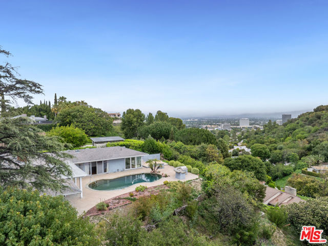 15901 High Knoll Road, Encino CA: https://media.crmls.org/mediaz/af7edbba-63aa-41fc-8751-dce7489e6b0c.jpg
