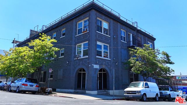 1000 S Grand View Street, Los Angeles CA: https://media.crmls.org/mediaz/af7efb2c-1019-4dd9-95b4-4465ed010f73.jpg