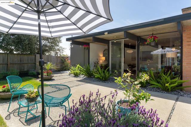 8156 Coach Dr, Oakland CA: https://media.crmls.org/mediaz/af7f7fd4-2674-41bd-970f-d109e93ca2e3.jpg