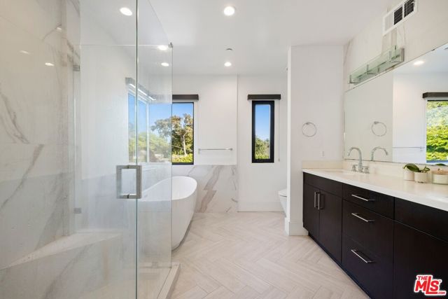 2012 Veteran Avenue, Los Angeles CA: https://media.crmls.org/mediaz/af7fda2b-cf17-41bf-a096-e0e5feca9b80.jpg