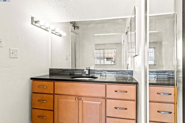 446 Bayview Cir, San Francisco CA: https://media.crmls.org/mediaz/af80bb93-1741-46c0-a5e4-fbef8a7e0053.jpg