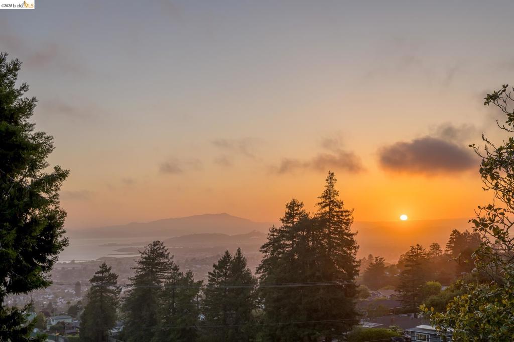 https://media.crmls.org/mediaz/af829c79-7b19-4226-9e86-19c1d96755dd.jpg?preset=X-Large