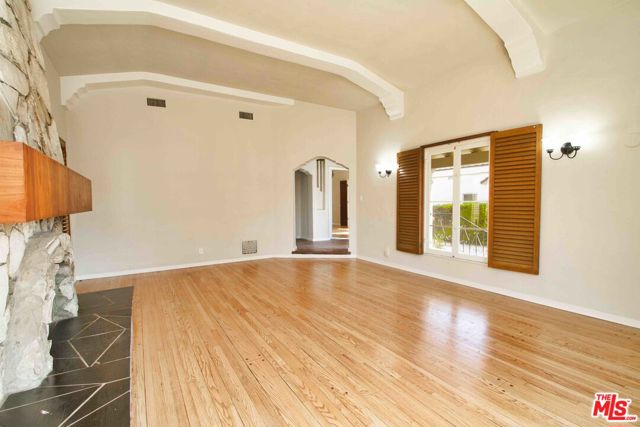 168 N DOHENY Drive, Beverly Hills CA: https://media.crmls.org/mediaz/af82d3c5-3564-4f8c-b90f-f46a82775f13.jpg