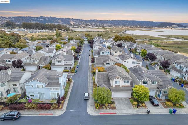 16 Bay Harbor Ct, Richmond CA: https://media.crmls.org/mediaz/af83945a-3ea6-4faf-977a-da3ed525ca05.jpg